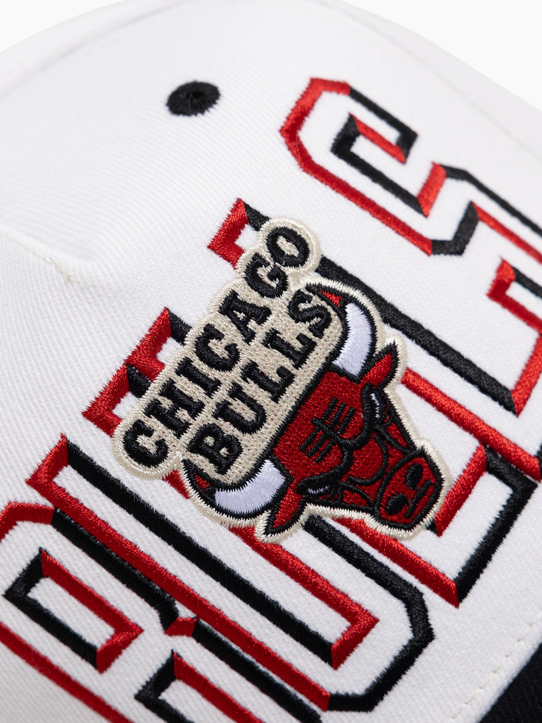 Chicago Bulls Mitchell & Ness NBA Bevel Classic Red Snapback Hat - White
