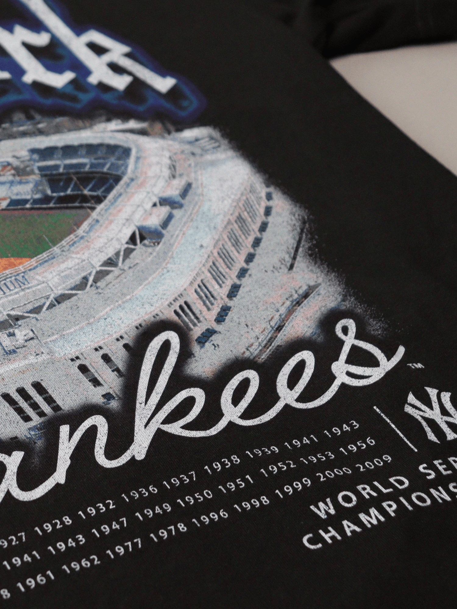 New York Yankees Majestic MLB Gothic Stadium Vintage T-Shirt - Faded Black