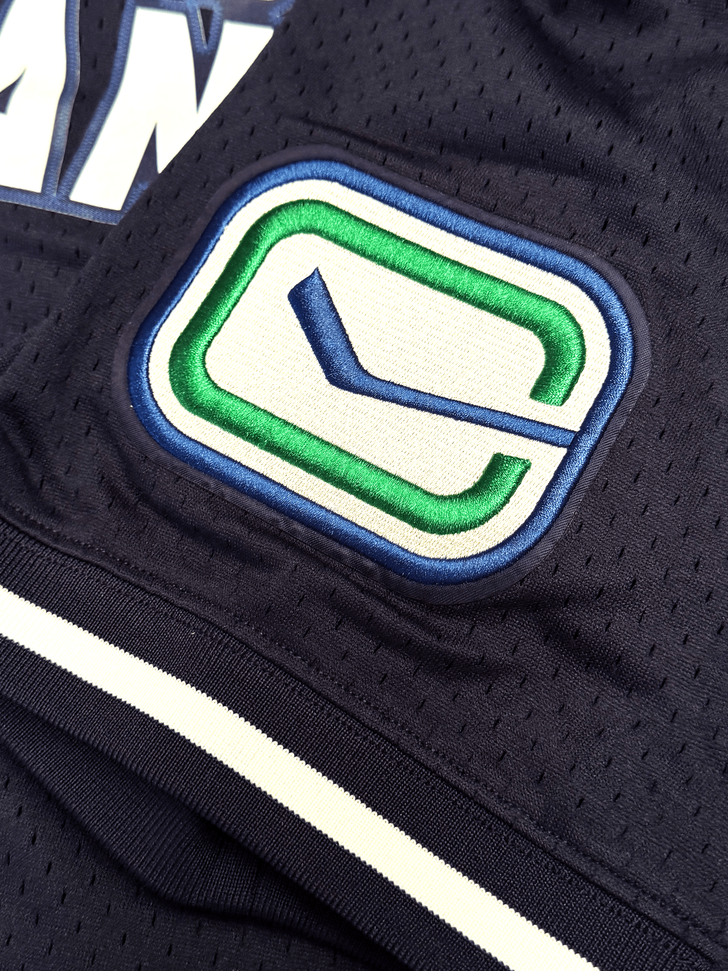 Vancouver Canucks Pro Standard NHL Team Mesh Short Sleeve - Navy