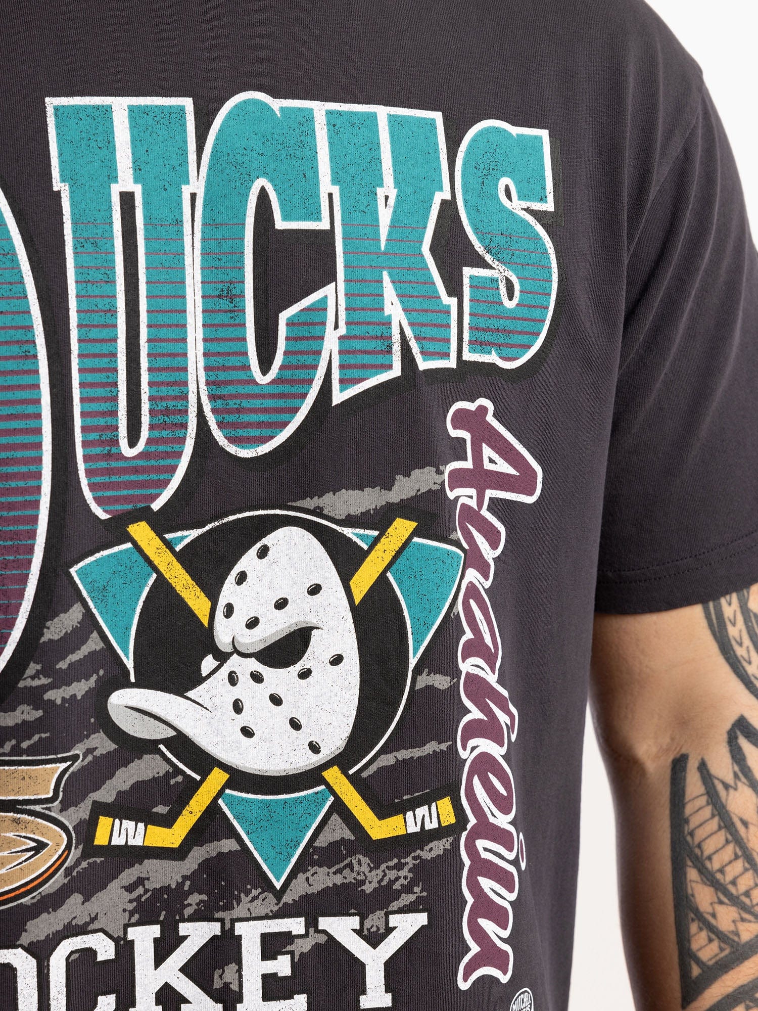Mitchell And Ness T-Shirts Anaheim Ducks Mitchell & Ness NHL Graphic Vintage T-Shirt - Overdyed Black