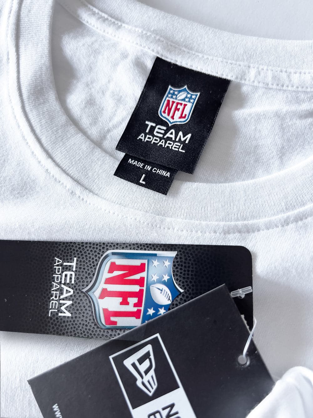 New Era T-Shirts Buffalo Bills New Era NFL Helmet Crest T-Shirt - White