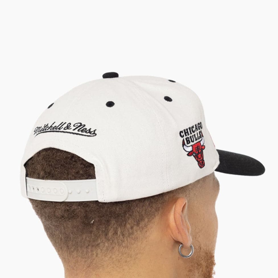 Mitchell And Ness Caps Chicago Bulls Mitchell & Ness NBA HWC Script Deadstock Snapback Hat - Off White