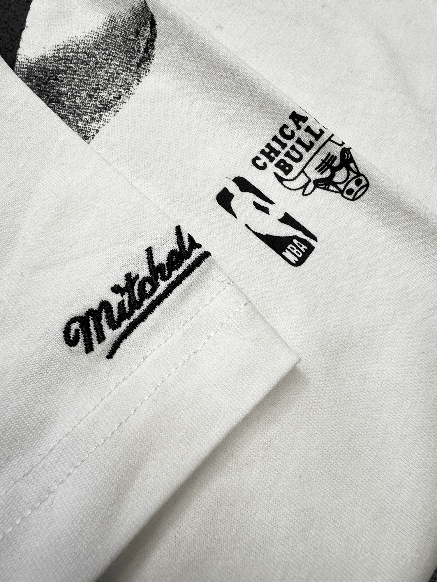 Mitchell And Ness T-Shirts Derrick Rose Chicago Bulls Mitchell & Ness NBA Lay Up Vintage T-Shirt - Vintage White