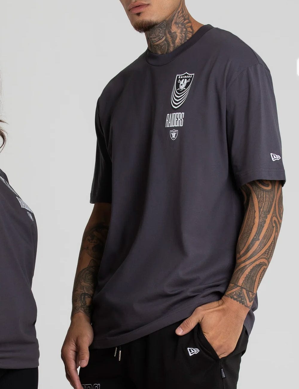 New Era T-Shirts Las Vegas Raiders New Era NFL Stacked Oversized T-Shirt - Charcoal