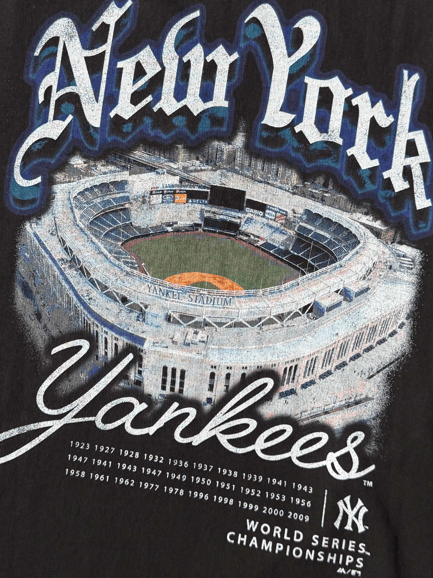Majestic Athletic T-Shirts New York Yankees Majestic MLB Gothic Stadium Vintage T-Shirt - Faded Black