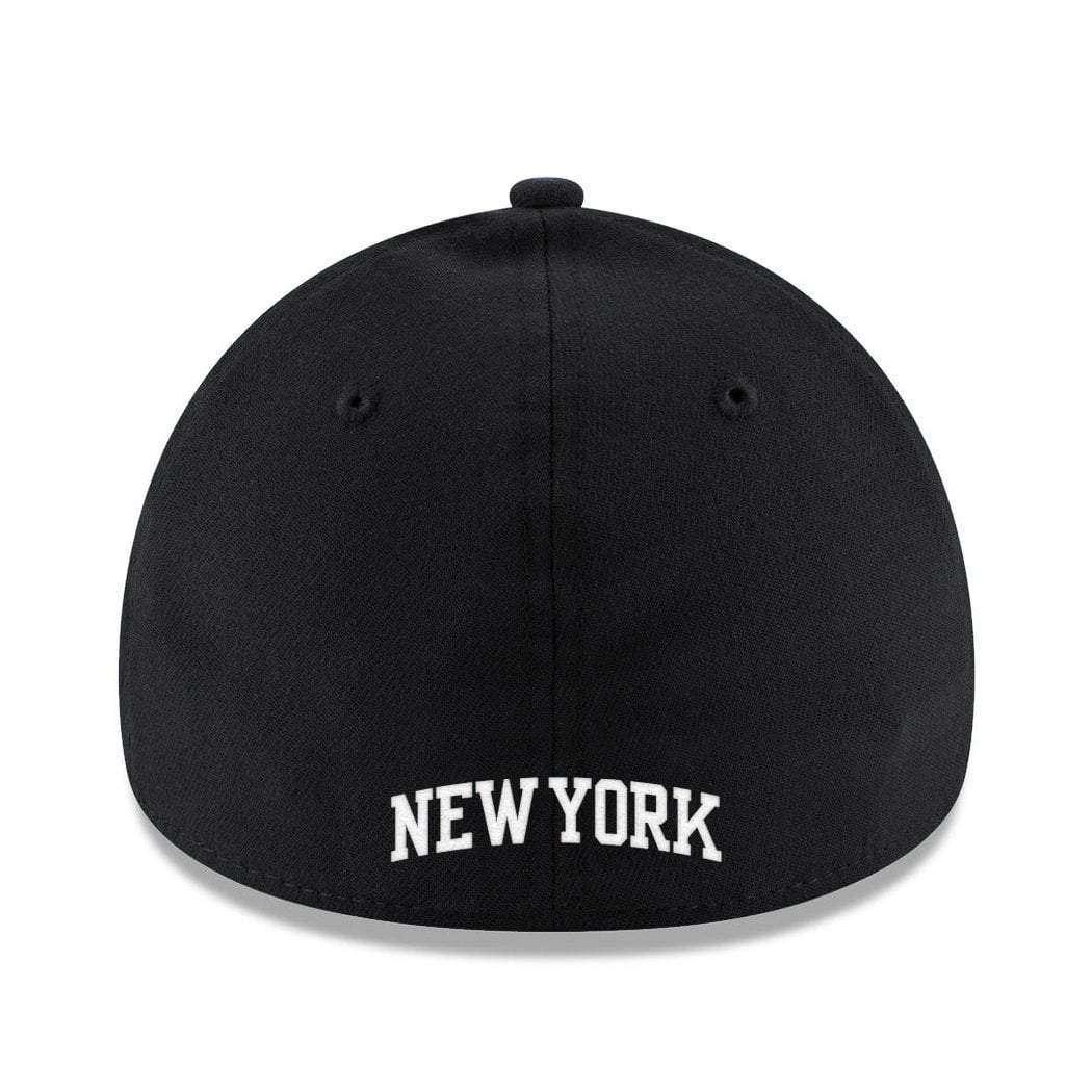 New York Knicks New Era NBA Black & White 39THIRTY Stretch-Fit Curve Hat