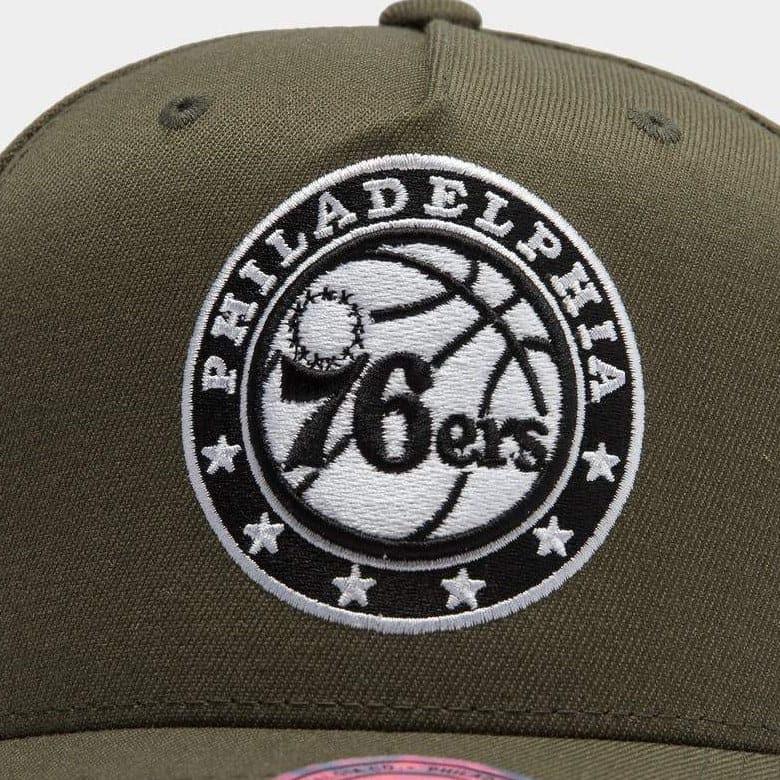 Philadelphia 76ers Mitchell & Ness NBA Black & White Logo 110 Curve Snapback Hat - Olive