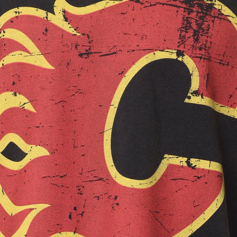 Calgary Flames NHL Distressed Logo Vintage T-Shirt - Black
