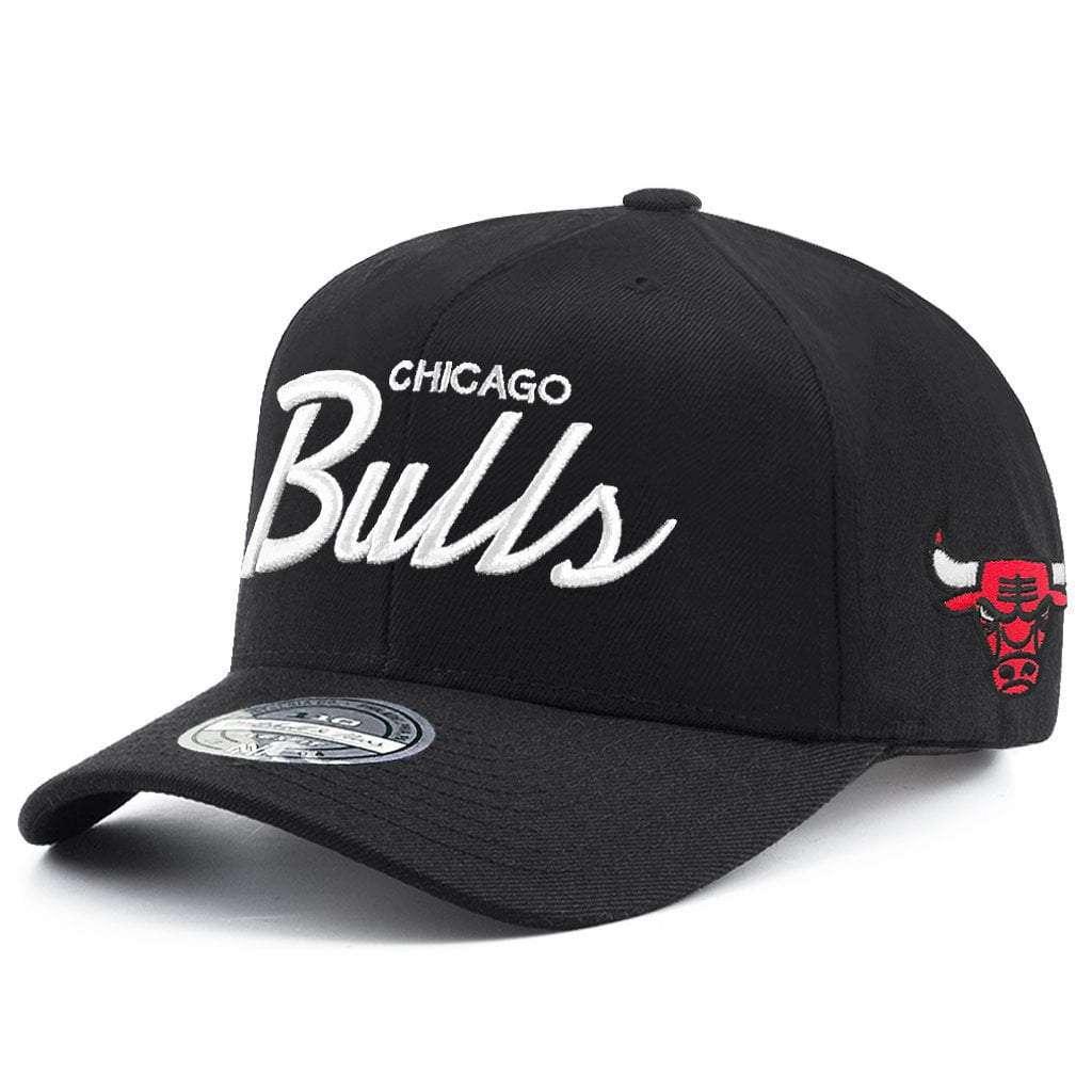 Chicago Bulls Mitchell & Ness NBA 110 Script Logo Curve Snapback Hat - Black