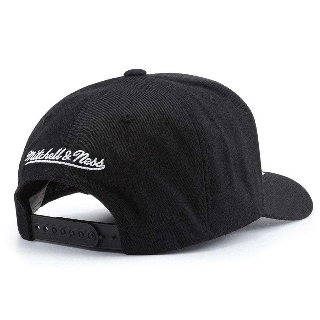 Chicago Bulls Mitchell & Ness NBA 110 Script Curve Snapback Hat - Black