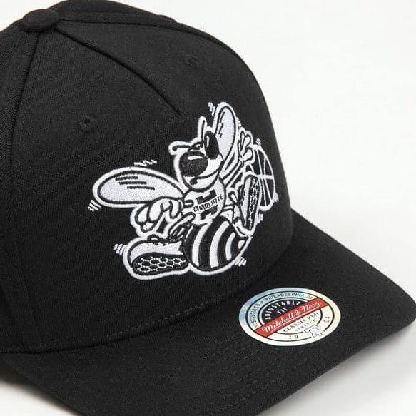 Mitchell And Ness Caps Charlotte Hornets Mitchell & Ness NBA Black & White Classic Red Curve Snapback Hat