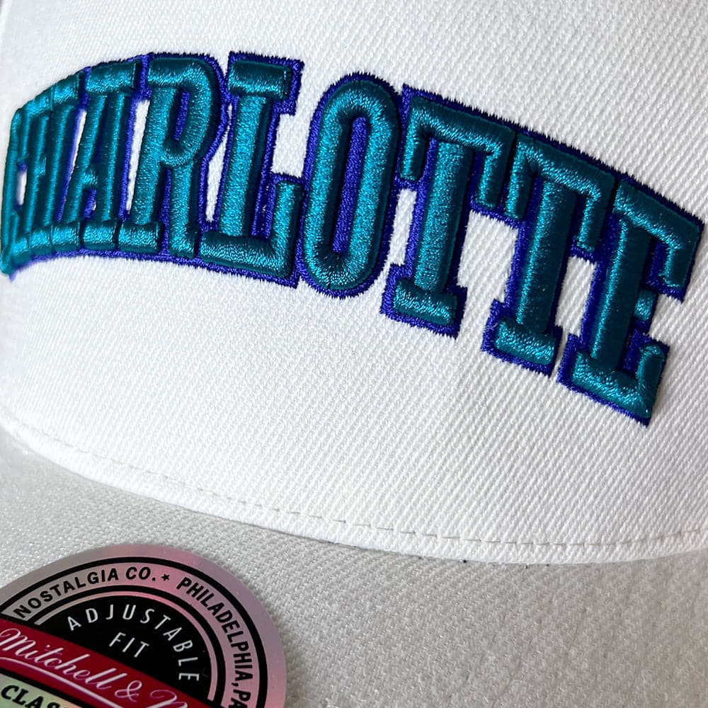 Mitchell And Ness Caps Charlotte Hornets Mitchell & Ness NBA HWC Logo Classic Red Snapback Hat - Vintage White