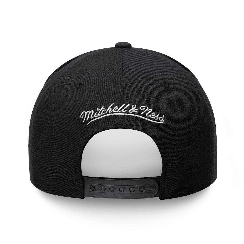 Mitchell And Ness Caps Chicago Bulls Mitchell & Ness NBA 110 Script Logo Curve Snapback Hat - Black