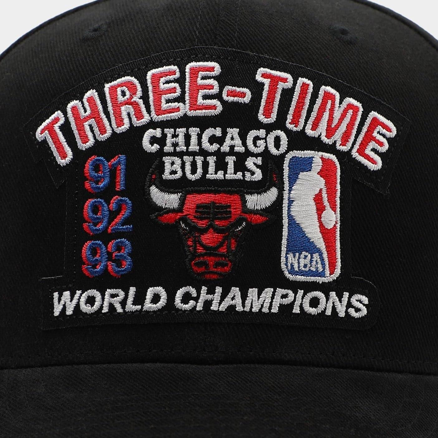 Mitchell And Ness Caps Chicago Bulls Mitchell & Ness NBA 3 Time Champs Curved Deadstock Snapback Hat - Black