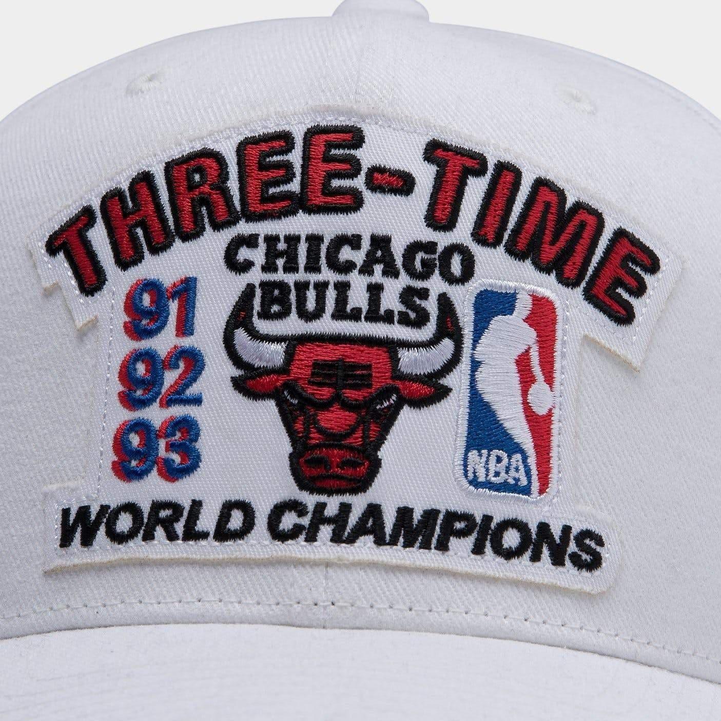 Mitchell And Ness Caps Chicago Bulls Mitchell & Ness NBA 3 Time Champs Curved Deadstock Snapback Hat - White
