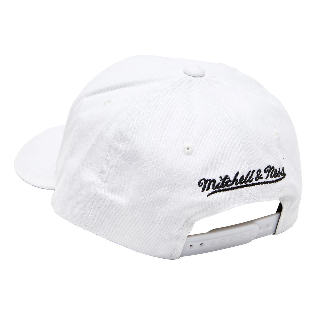 Mitchell And Ness Caps Chicago Bulls Mitchell & Ness NBA 3 Time Champs Curved Deadstock Snapback Hat - White