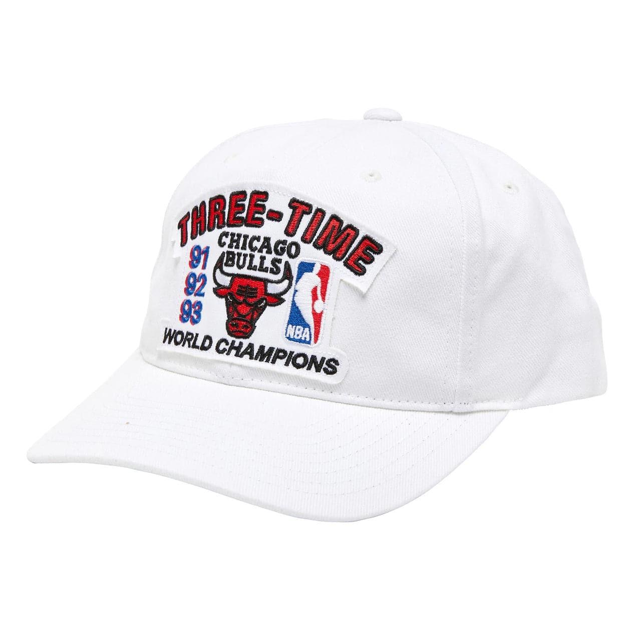 Mitchell And Ness Caps Chicago Bulls Mitchell & Ness NBA 3 Time Champs Curved Deadstock Snapback Hat - White
