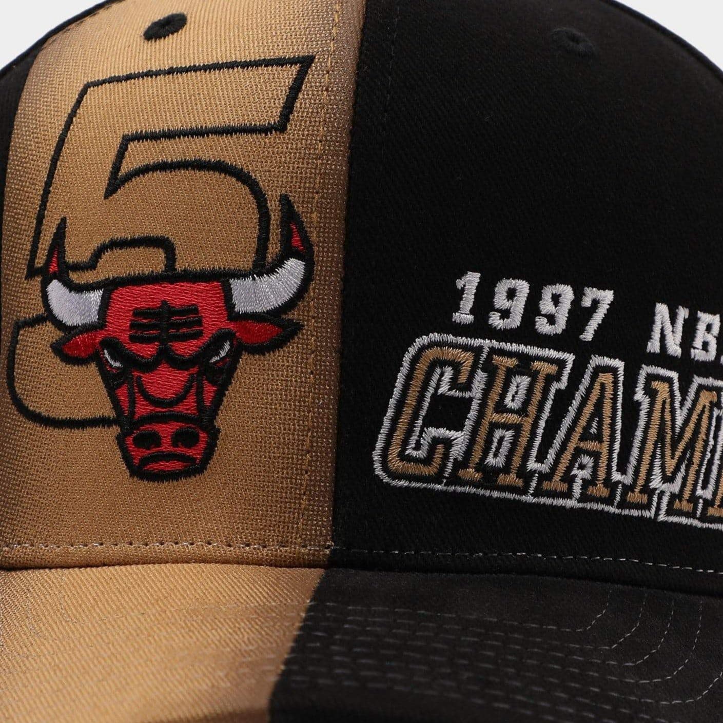 Mitchell And Ness Caps Chicago Bulls Mitchell & Ness NBA 97 Champs Curved Deadstock Snapback Hat - Black/Gold