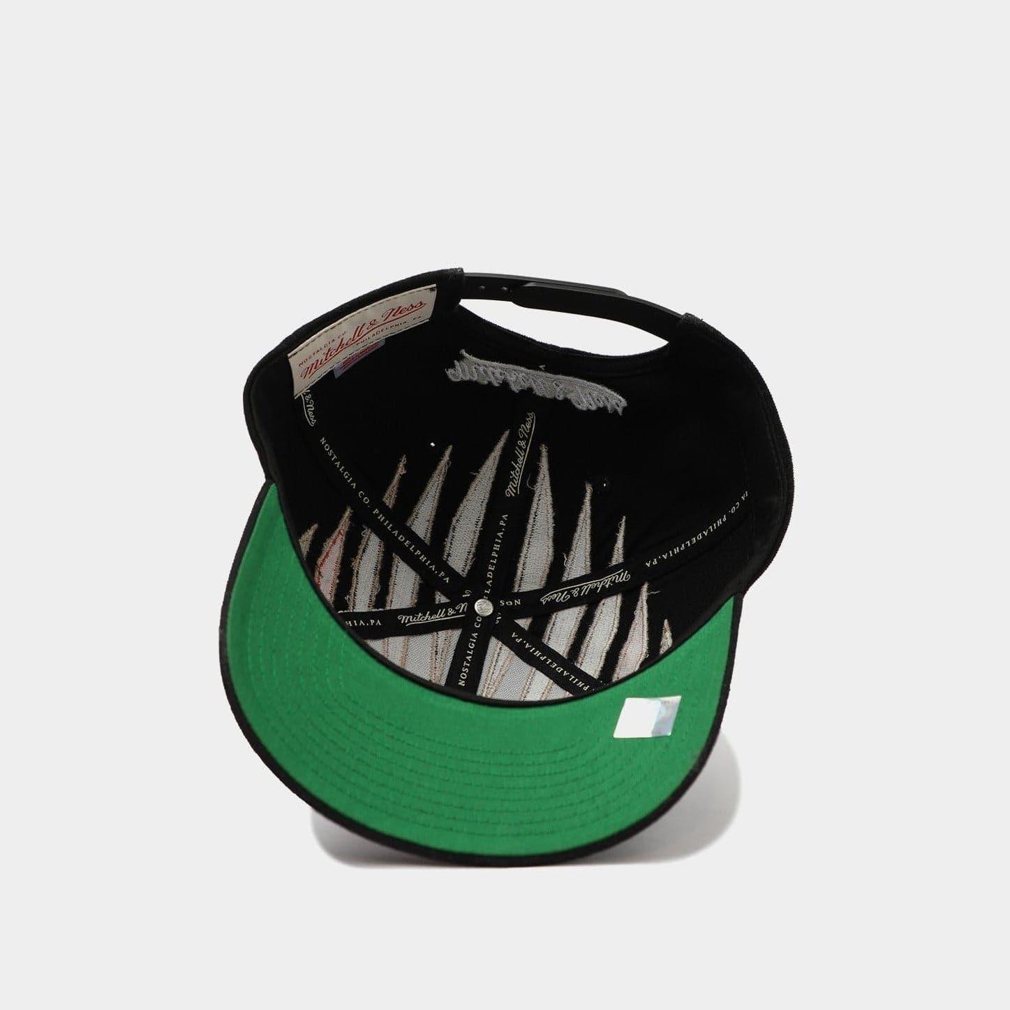 Mitchell And Ness Caps Chicago Bulls Mitchell & Ness NBA 98 Champs Curved Deadstock Pre-Curved Snapback Hat - Black