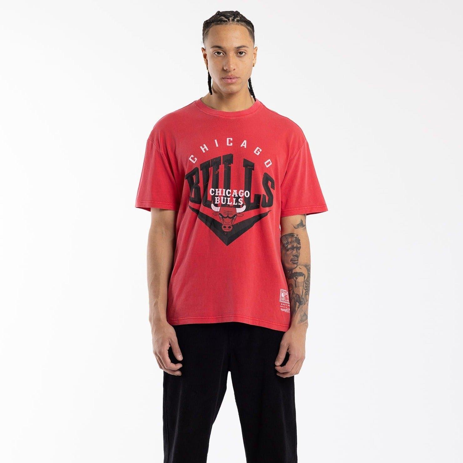 Mitchell And Ness T-Shirts Chicago Bulls Mitchell & Ness NBA Beveled Vintage T-Shirt - Faded Red