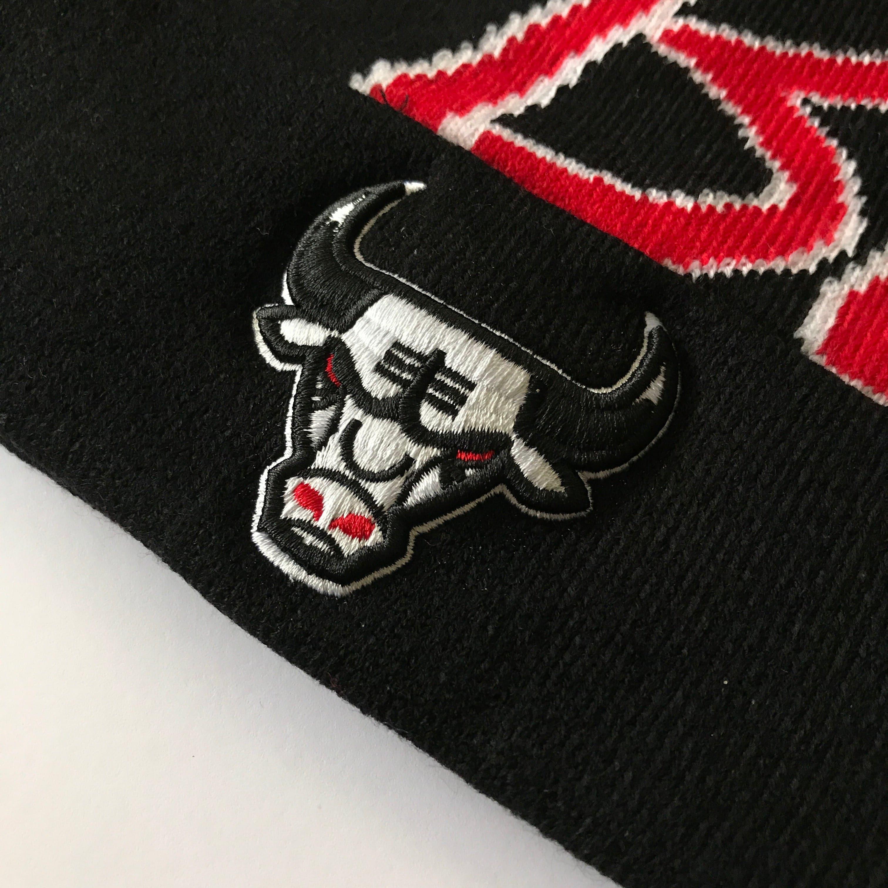 Mitchell And Ness Beanies Chicago Bulls Mitchell & Ness NBA Script Burst Pom Knit Beanie - Black