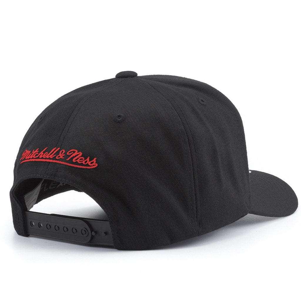 Mitchell And Ness Caps Chicago Bulls Mitchell & Ness NBA Team Script Pop 110 Curve Snapback Hat - Black