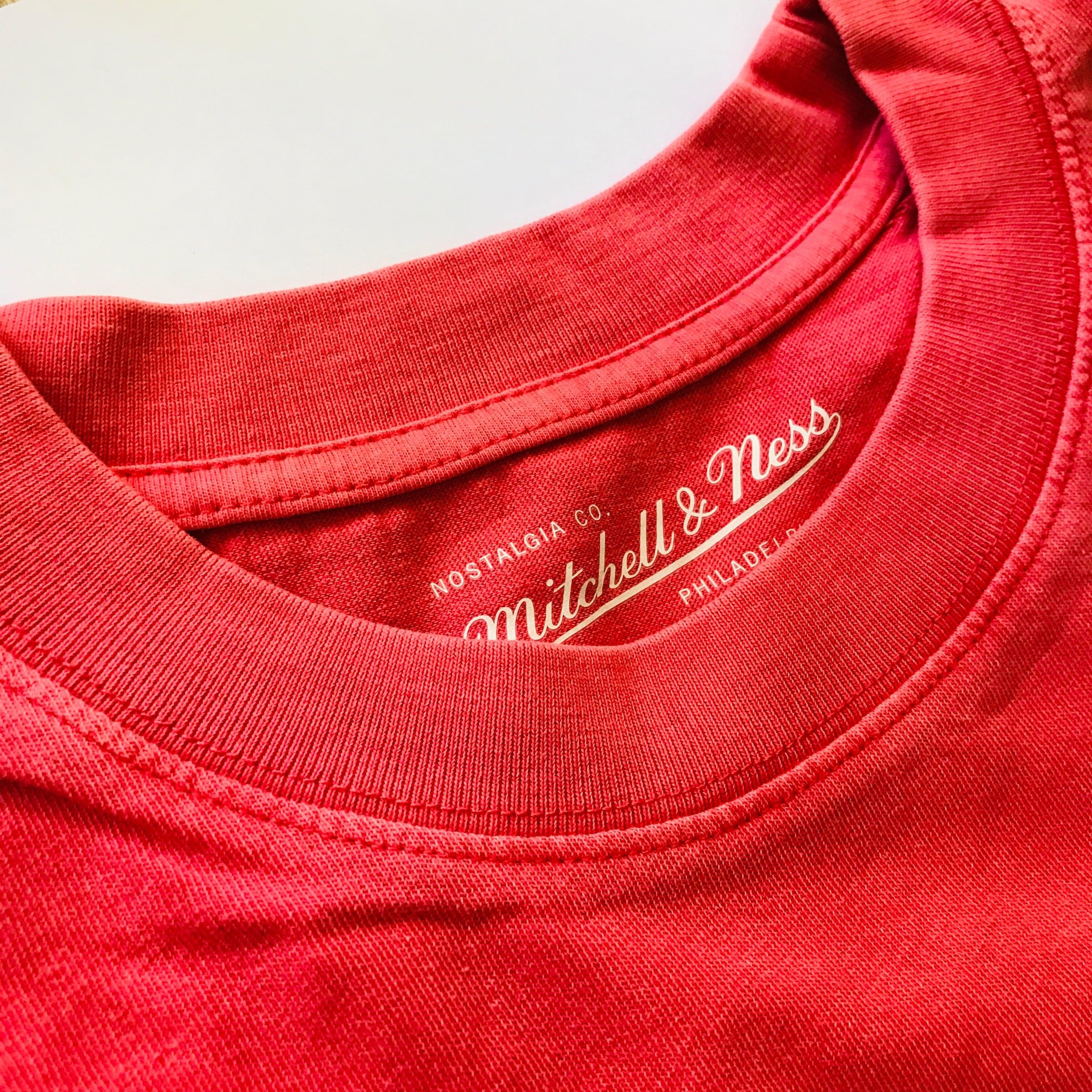 Mitchell And Ness T-Shirts Chicago Bulls Mitchell & Ness NBA Vintage Crest Logo Muscle T-Shirt - Red