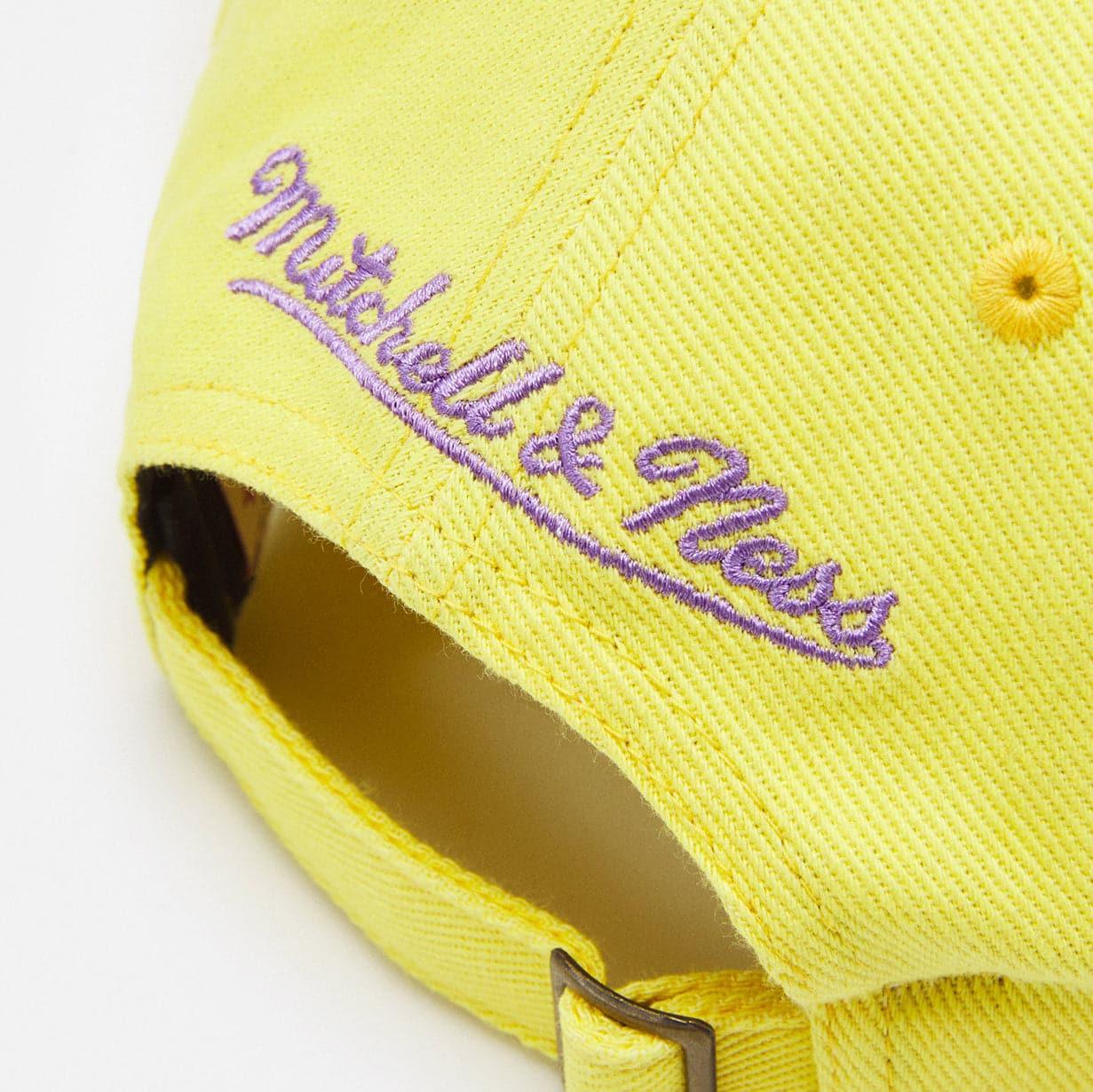 Mitchell And Ness Caps Los Angeles Lakers Mitchell & Ness NBA 2001 Champs Strapback Dad Hat - Yellow