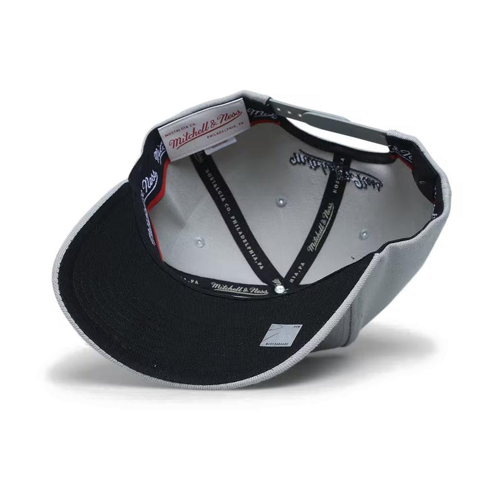 Mitchell And Ness Caps Milwaukee Bucks Mitchell & Ness NBA Greytones Classic Red Snapback Hat - Grey