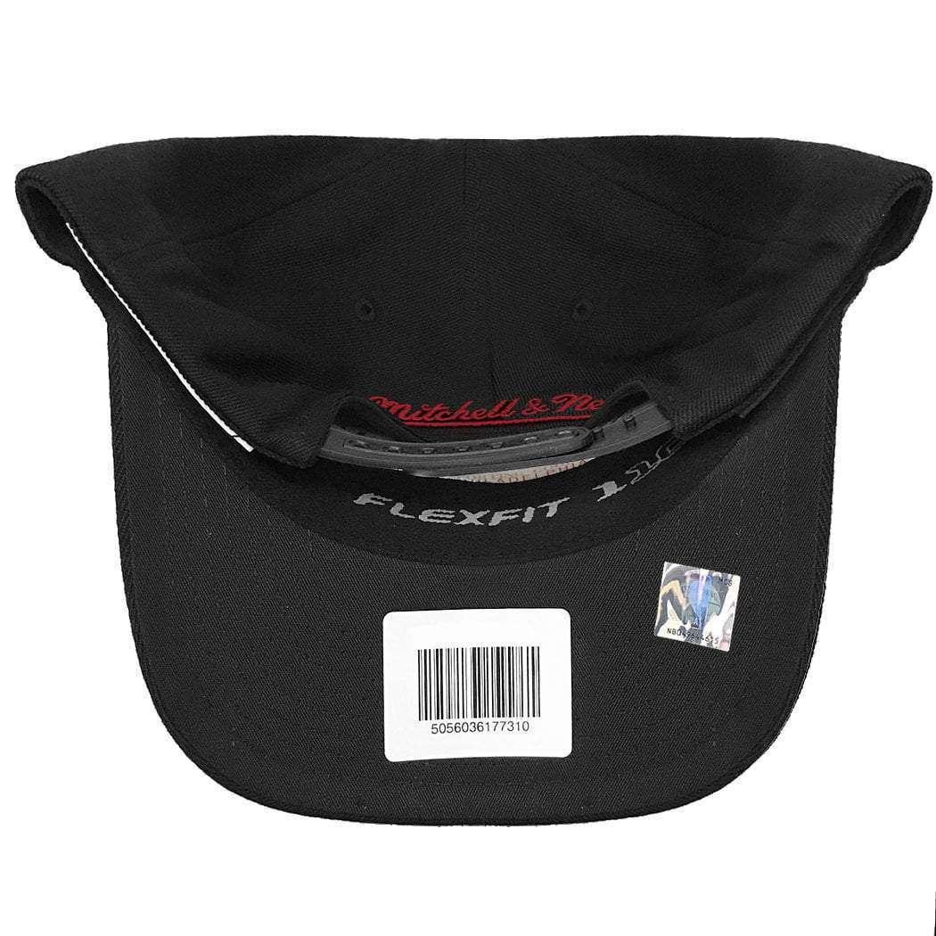 Chicago Bulls Mitchell & Ness NBA Team Script Pop 110 Curve Snapback Hat - Black